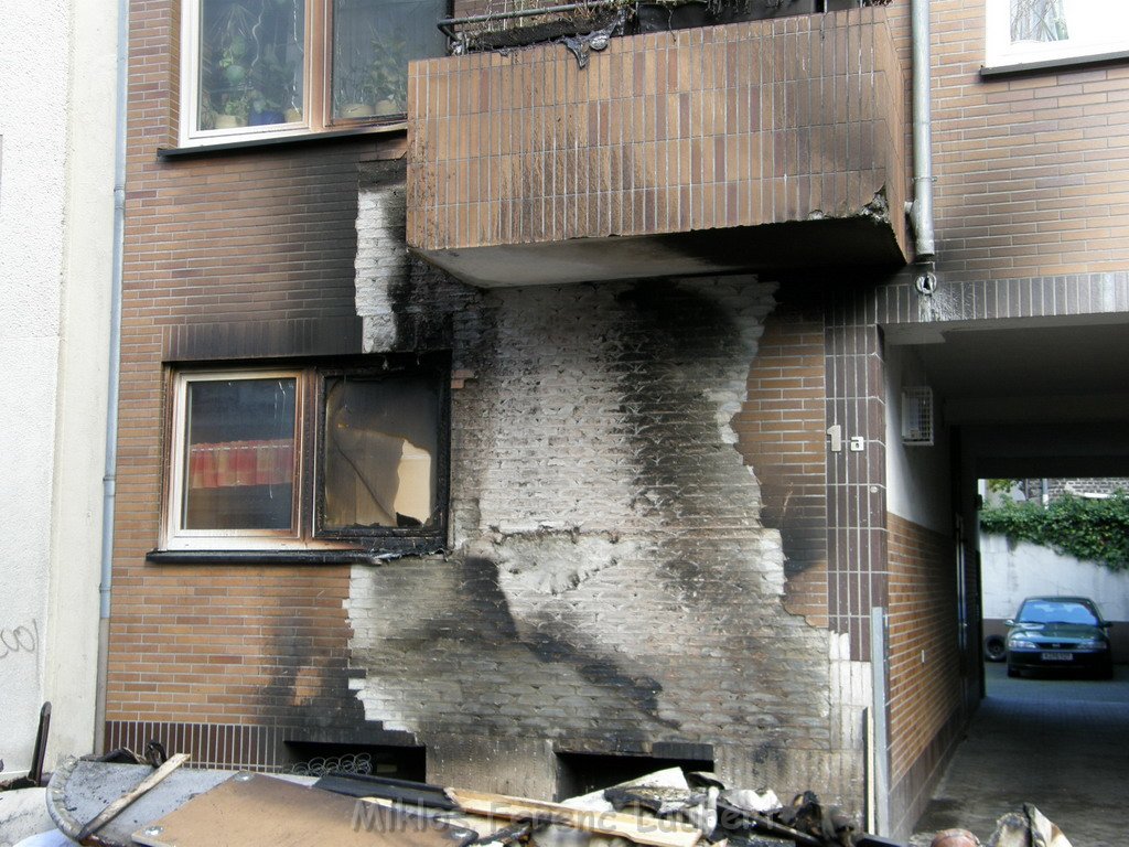 Sperrmuell Brand mit Uebergriff der Flammen auf Wohnhaus 27.JPG